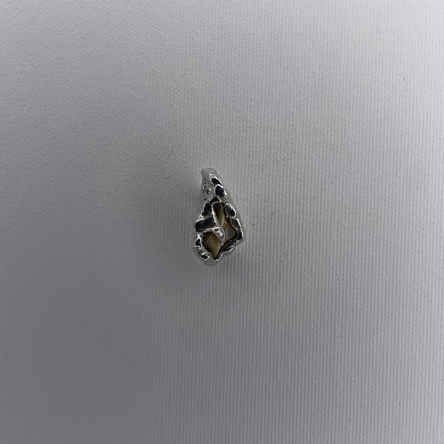 nacre pendant - verdintils