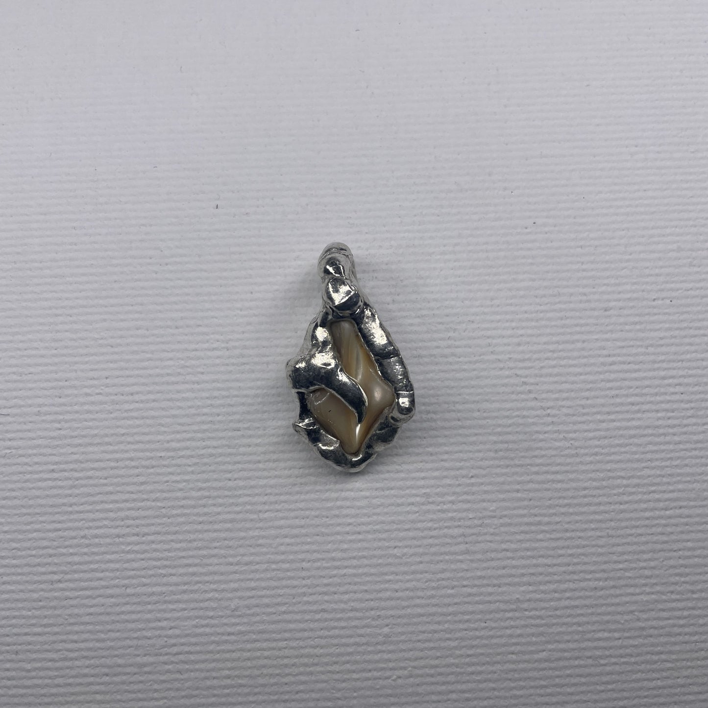 nacre pendant - verdintils